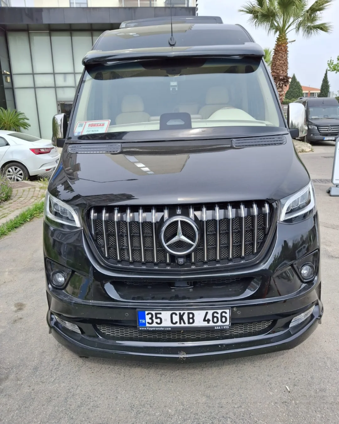 İzmir VIP transfer doğru seçim Mercedes Sprinter ön görünüm