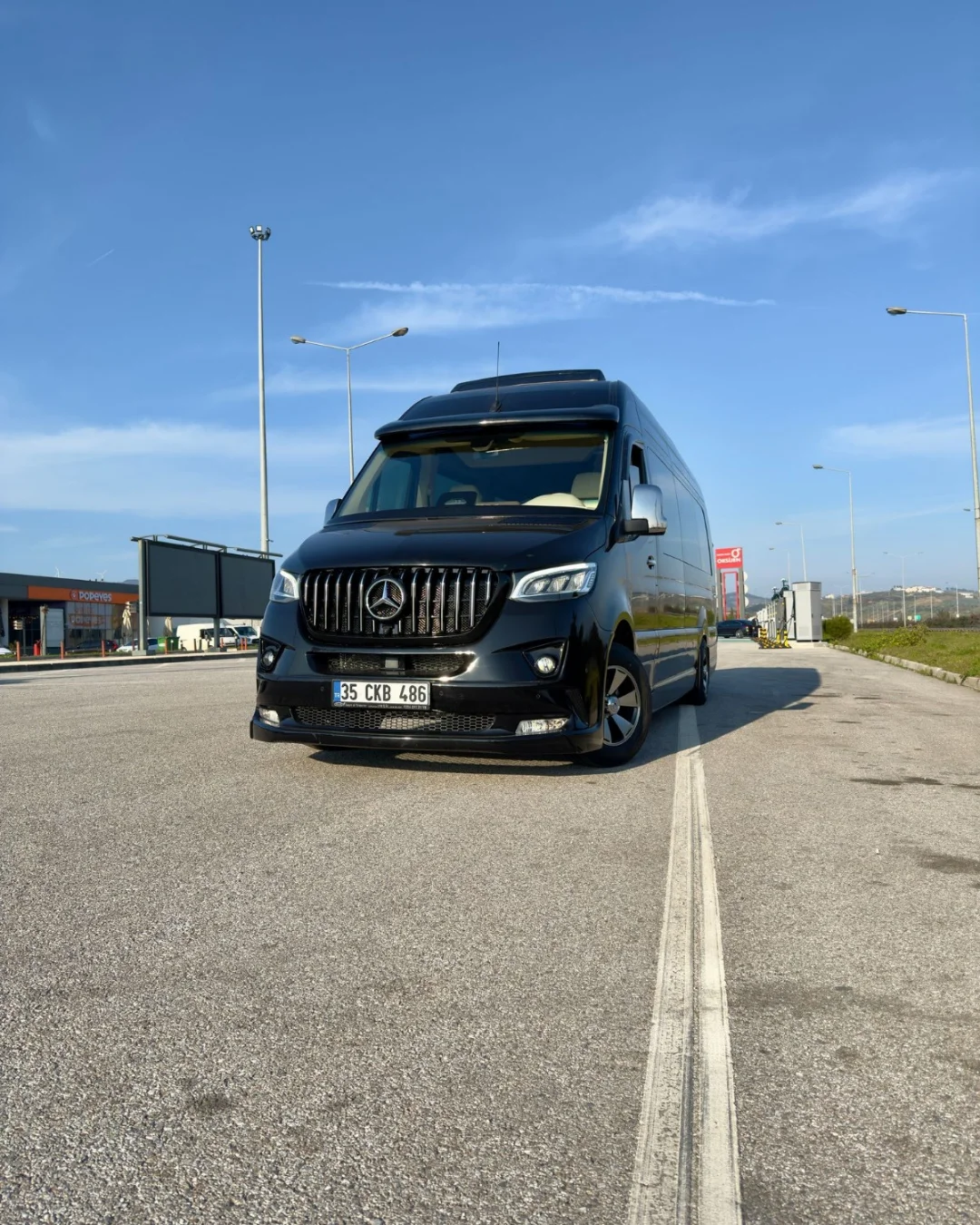 Şehirlerarası VIP transfer Mercedes Sprinter otoban görünümü