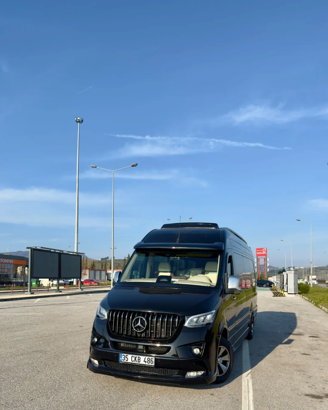 Şehirlerarası VIP transfer Mercedes Sprinter yolda seyahat